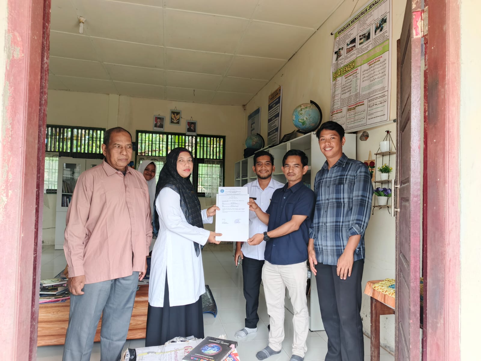Perkuat Budaya Literasi, Perpustakaan UTU Salurkan Hibah Buku ke Dua Sekolah di Aceh Barat